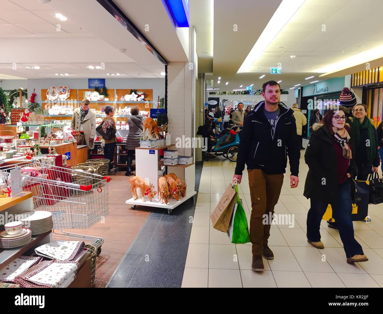 People are shopping before Christmas Stock Photo Alamy