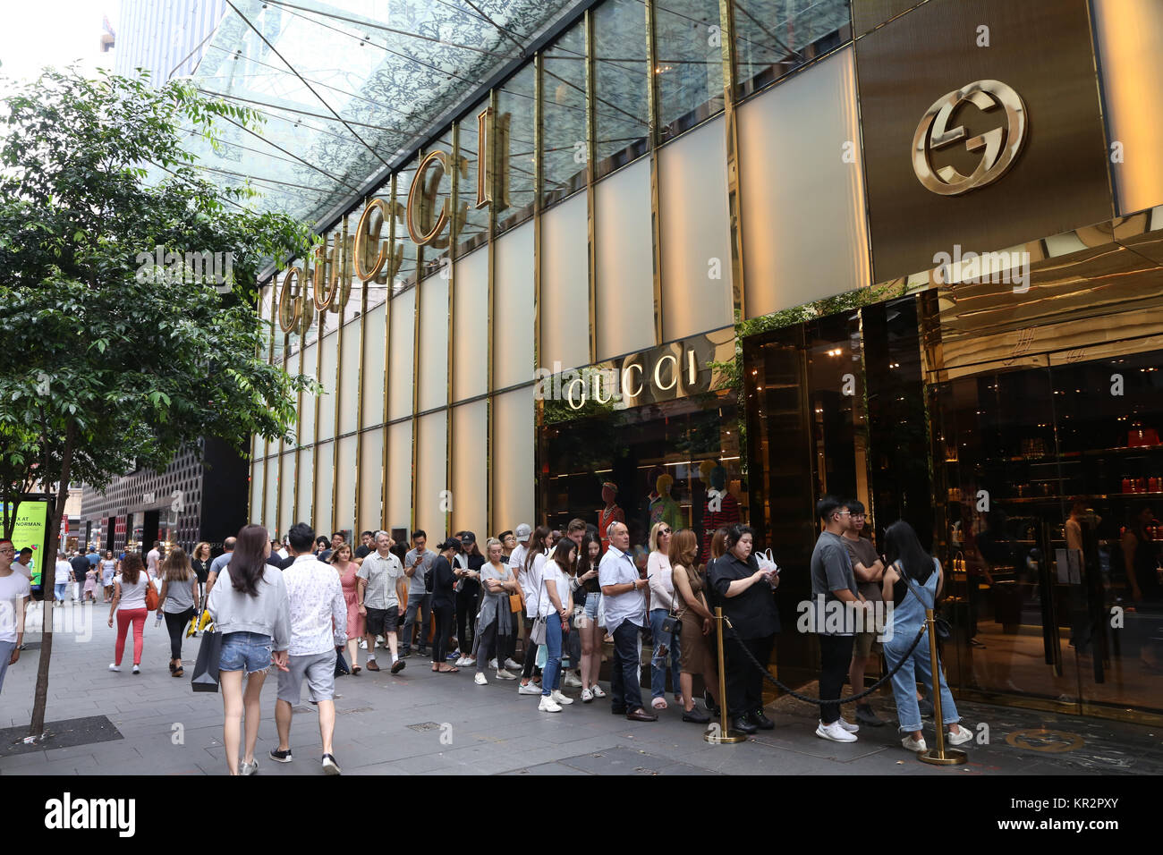 People queue outside the Gucci store at 3012/188 Pitt St, Sydney NSW Stock Photo: 169092307 - Alamy