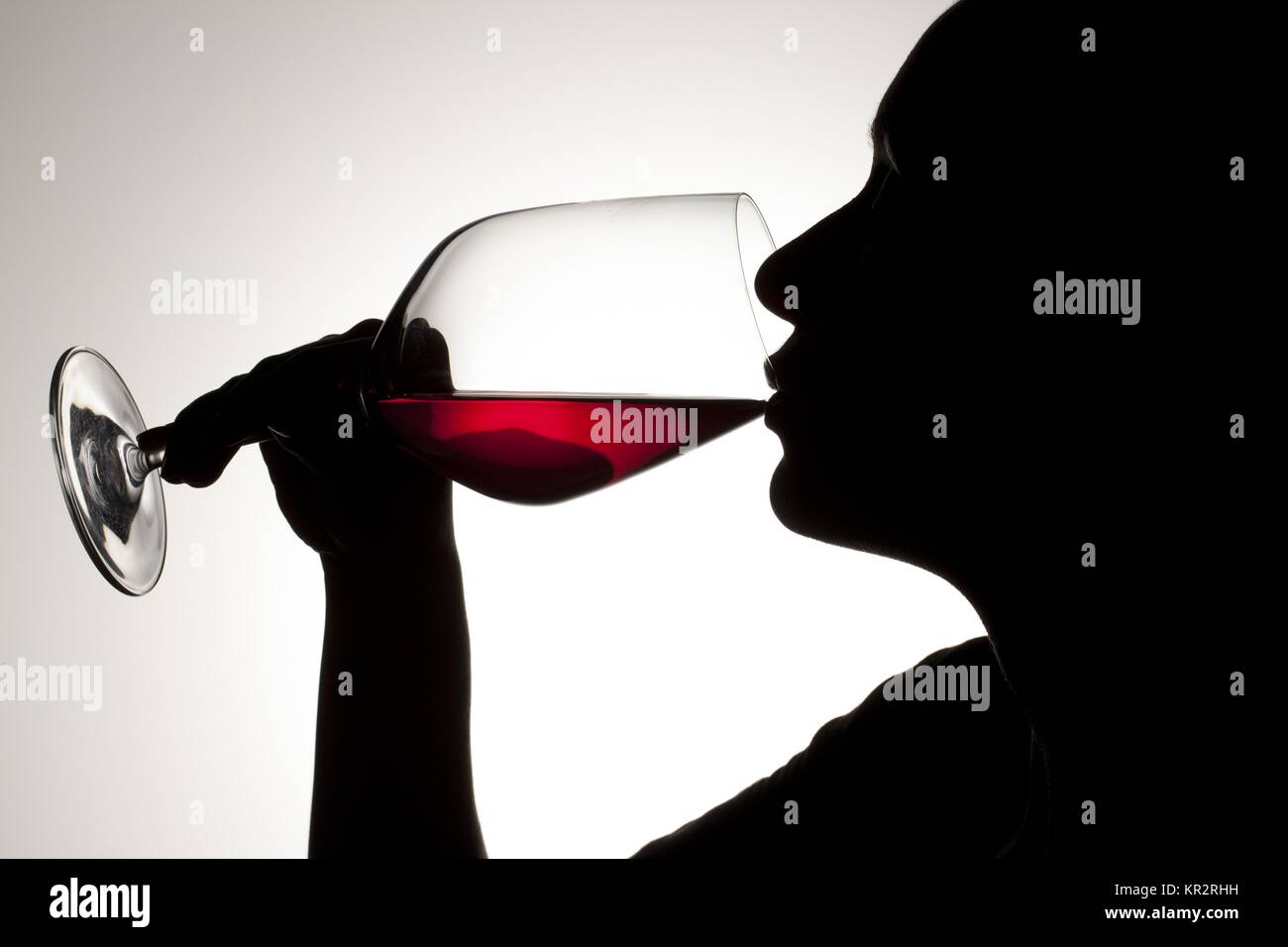 Бокал красного вина фото. Девушка пьет вино. Пригубить вино. Вино. Пригубить вино.