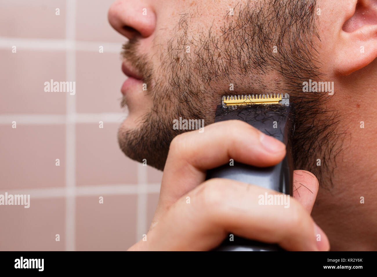Man shaving with trimmer Stock Photo Alamy