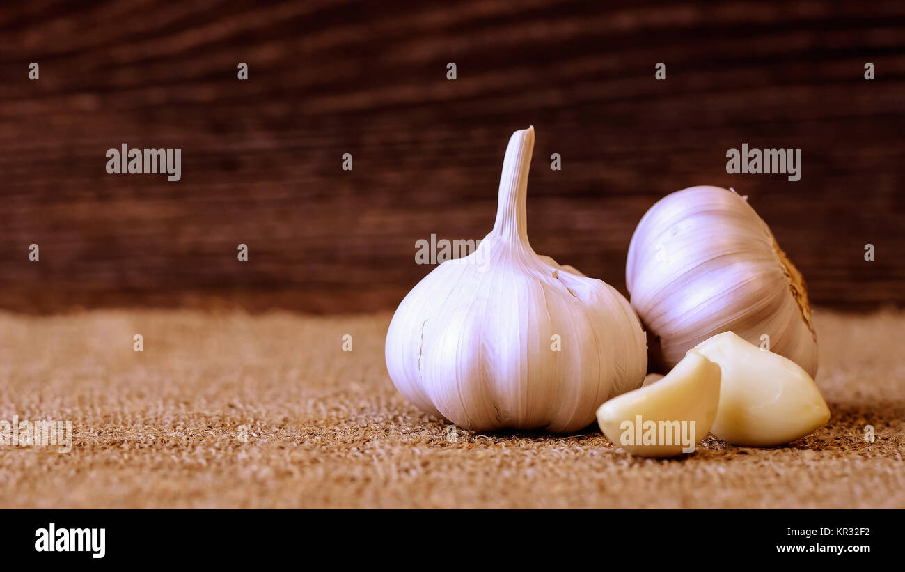 Garlic and cloves lying on a napkin Stock Photo - Alamy