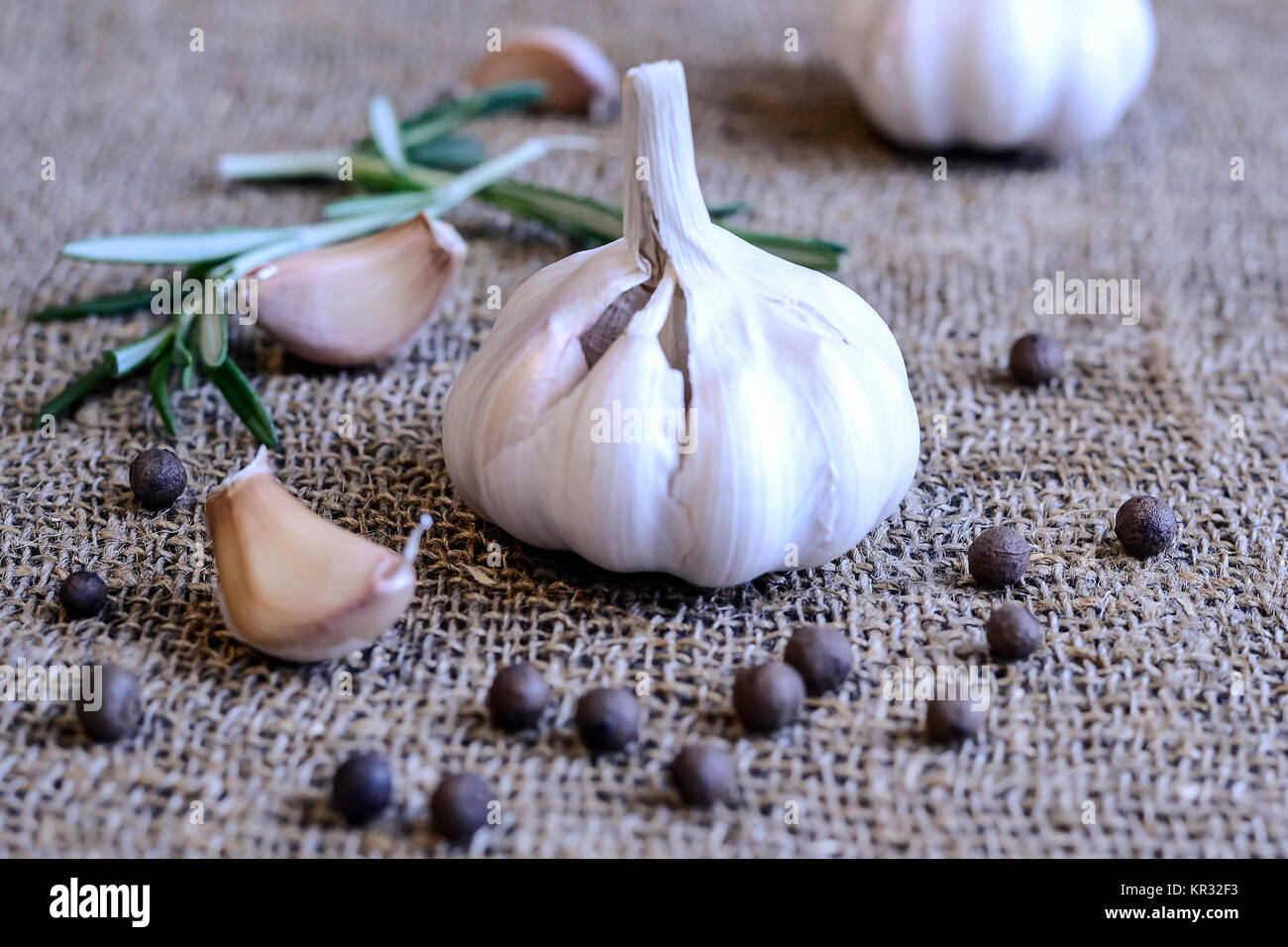 Garlic and cloves lying on a napkin Stock Photo - Alamy