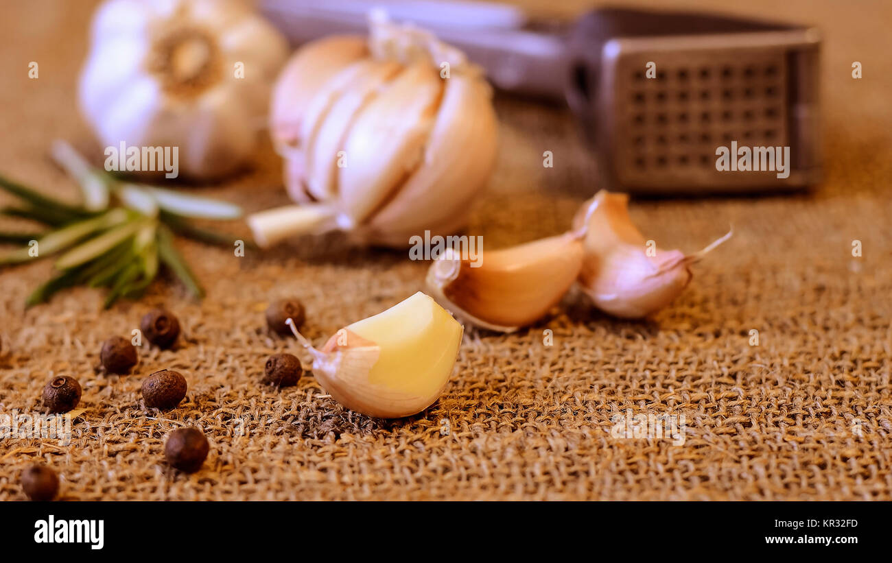 Garlic and cloves lying on a napkin Stock Photo - Alamy