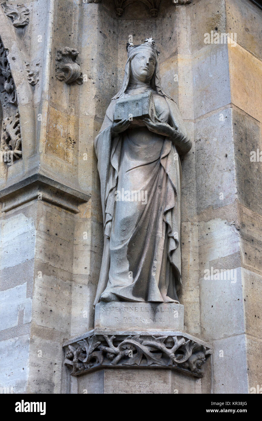 Statue of Joan of France (Sainte Jeanne de Valois 14641505), outside