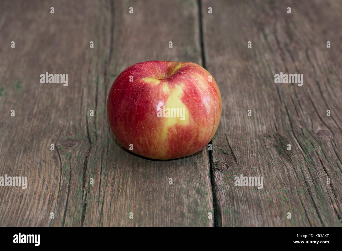 apple on an old wooden table Stock Photo - Alamy