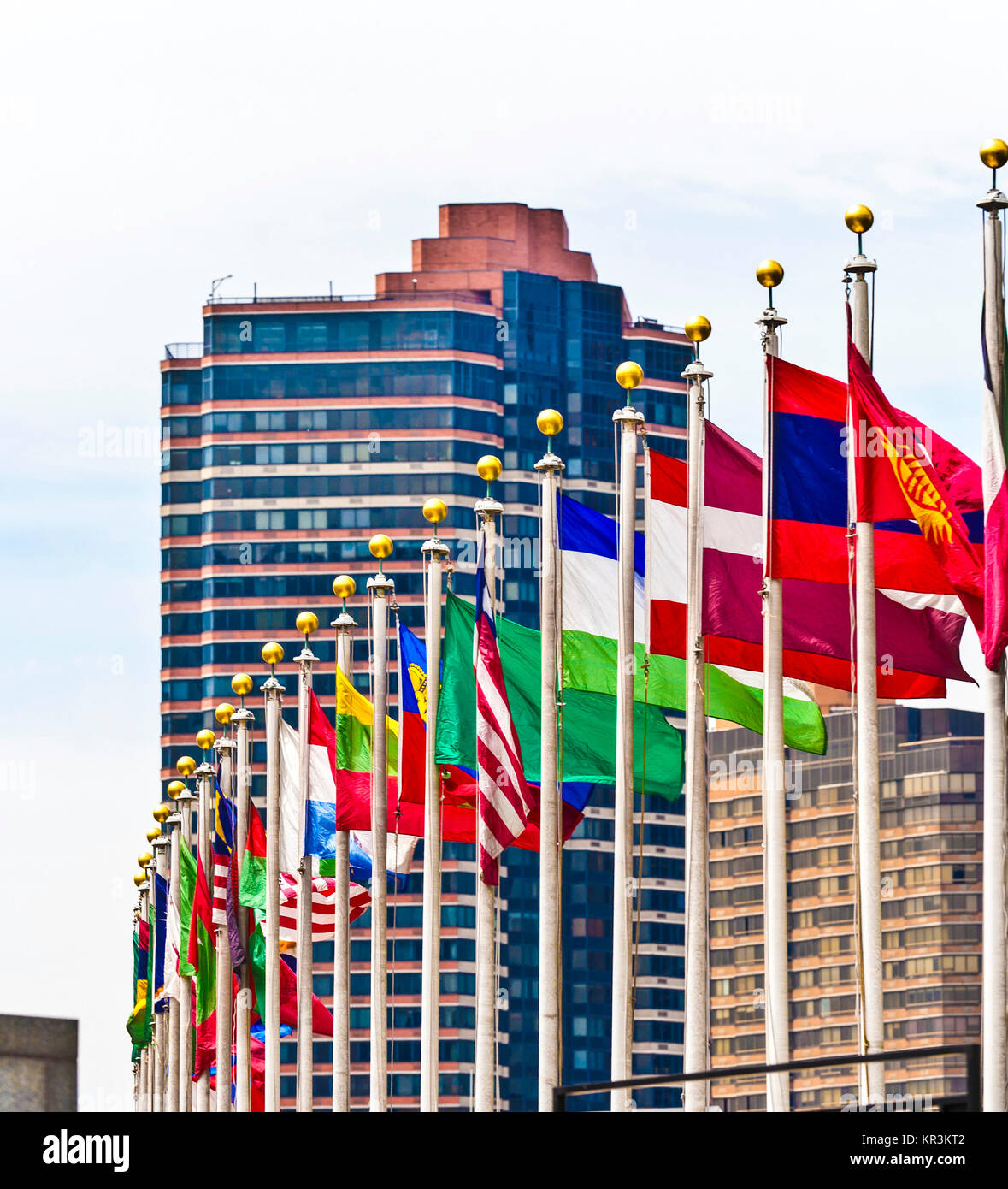 Флаги мира. Почему перед зданием оон развиваются флаги. Оон. Почему перед зданием оон развиваются флаги. Оон рф флаг.