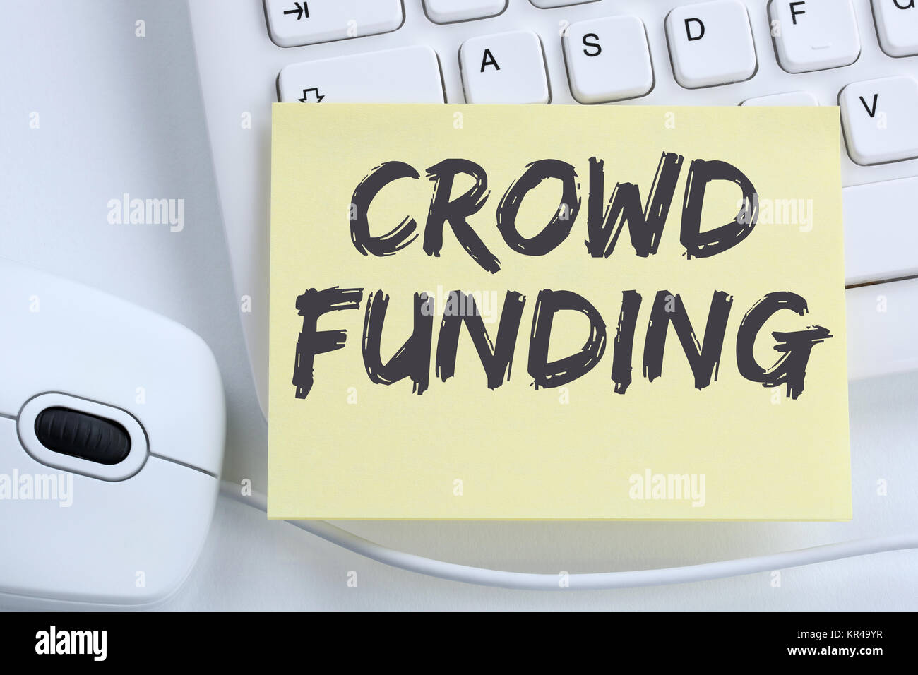 Crowd Funding Crowdfunding online Geld sammeln Internet Business Konzept Büro Computer Tastatur Stock Photo