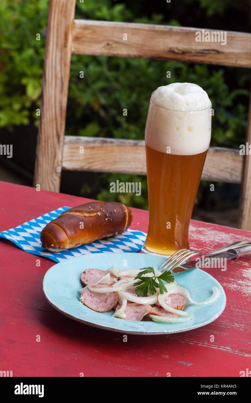 Bayerischer Wurstsalat mit Bier Stock Photo - Alamy