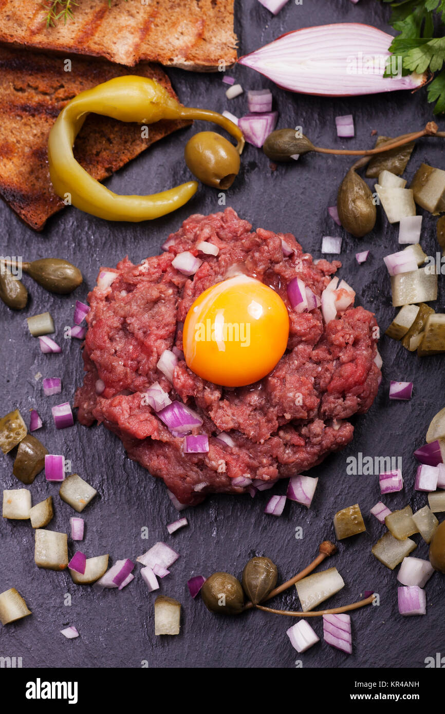 Steak Tartar mit Dekoration Stock Photo - Alamy