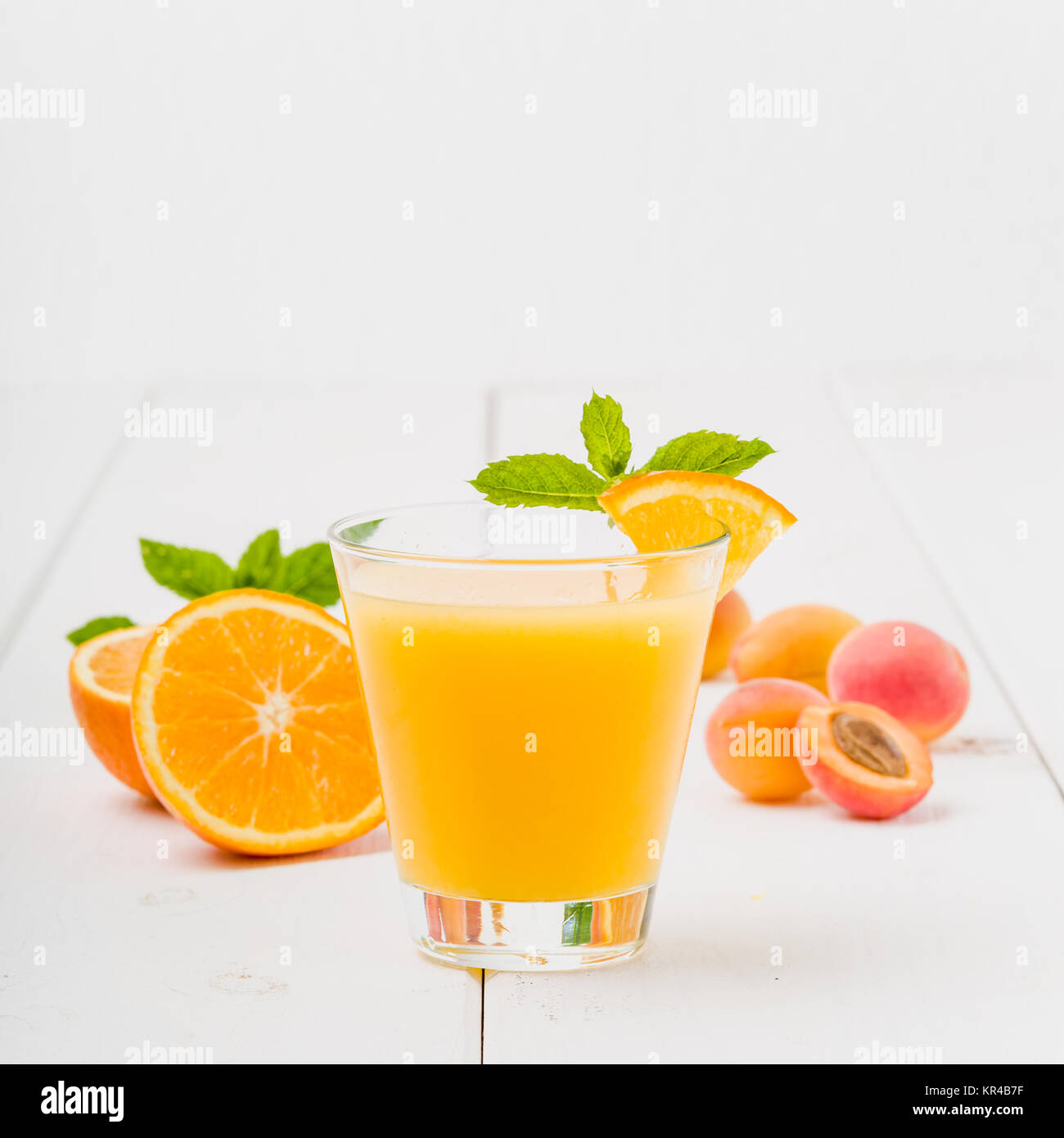 Orangen Aprikosen Saft mit frischer Minze Stock Photo - Alamy