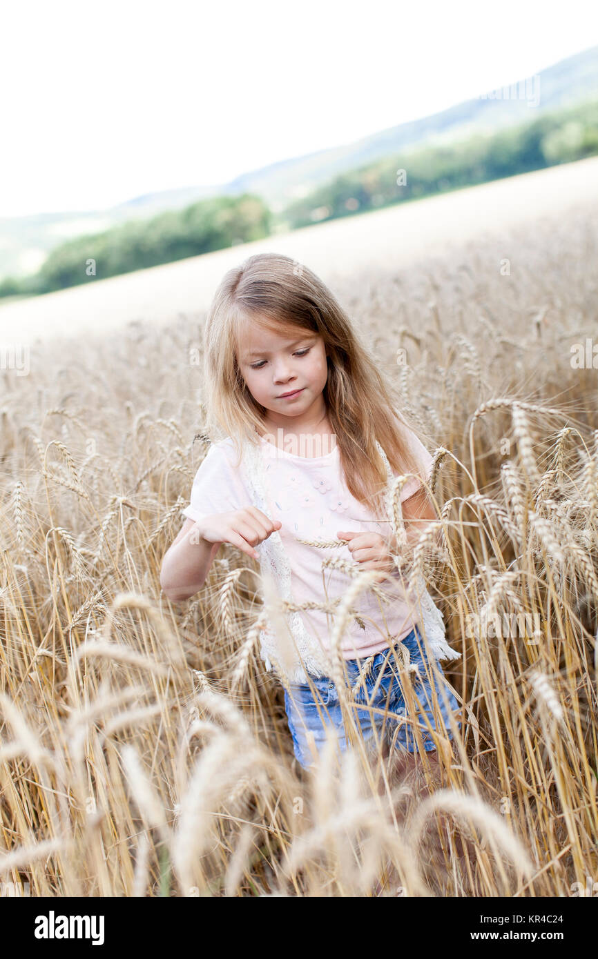 Mädchen im Getreidefeld Stock Photo