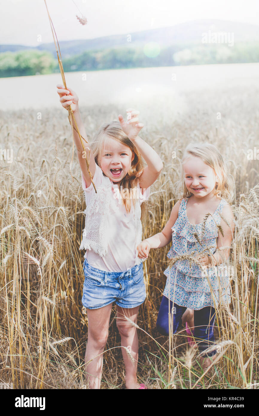 Mädchen im Getreidefeld Stock Photo