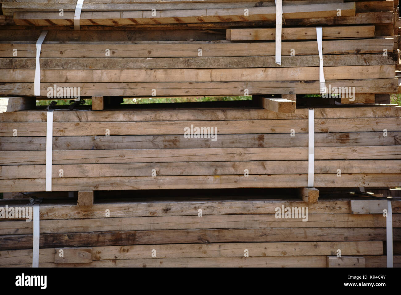 Ein Stapel von zusammengebundenen Holzbrettern auf einer Baustelle. Stock Photo