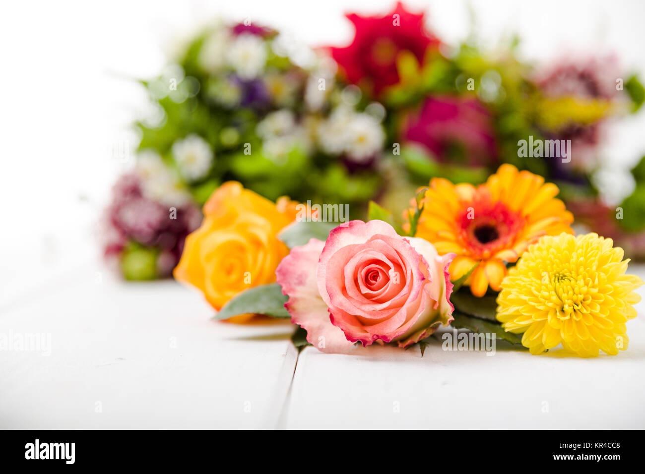 Duftende Blumen auf weissen Holzuntergrund Stock Photo