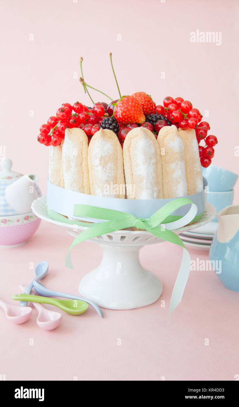 Charlotte mit Loeffelbiskuits und roten Fruechten Stock Photo - Alamy
