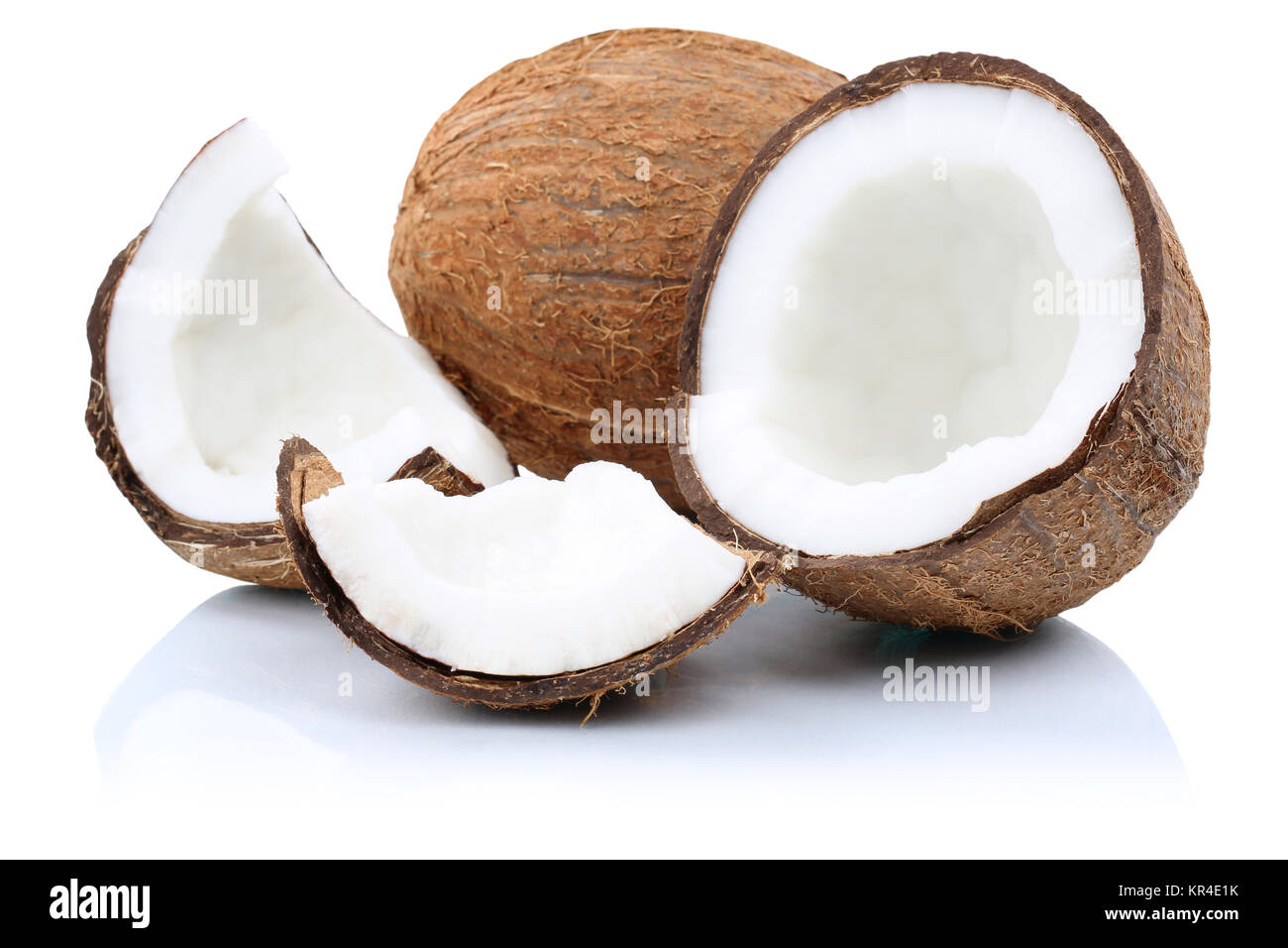 Kokosnuss Kokosnüsse Frucht geschnitten Stücke Früchte Freisteller freigestellt isoliert vor einem weissen Hintergrund Stock Photo