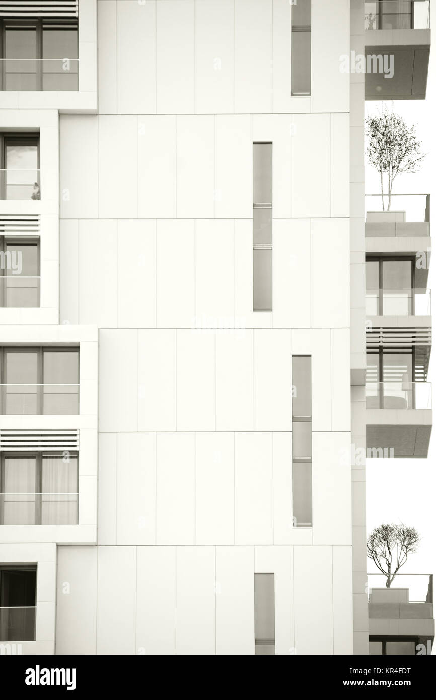Die Außenfassade eines Wohngebäudes mit Eigentumswohnungen und noblen Appartements. Stock Photo