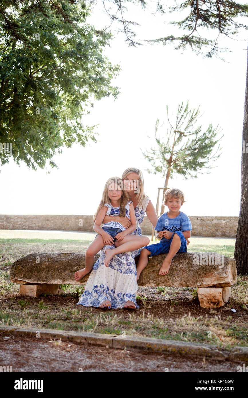 Mutter mit Tochter und Sohn in Kroatien Stock Photo - Alamy