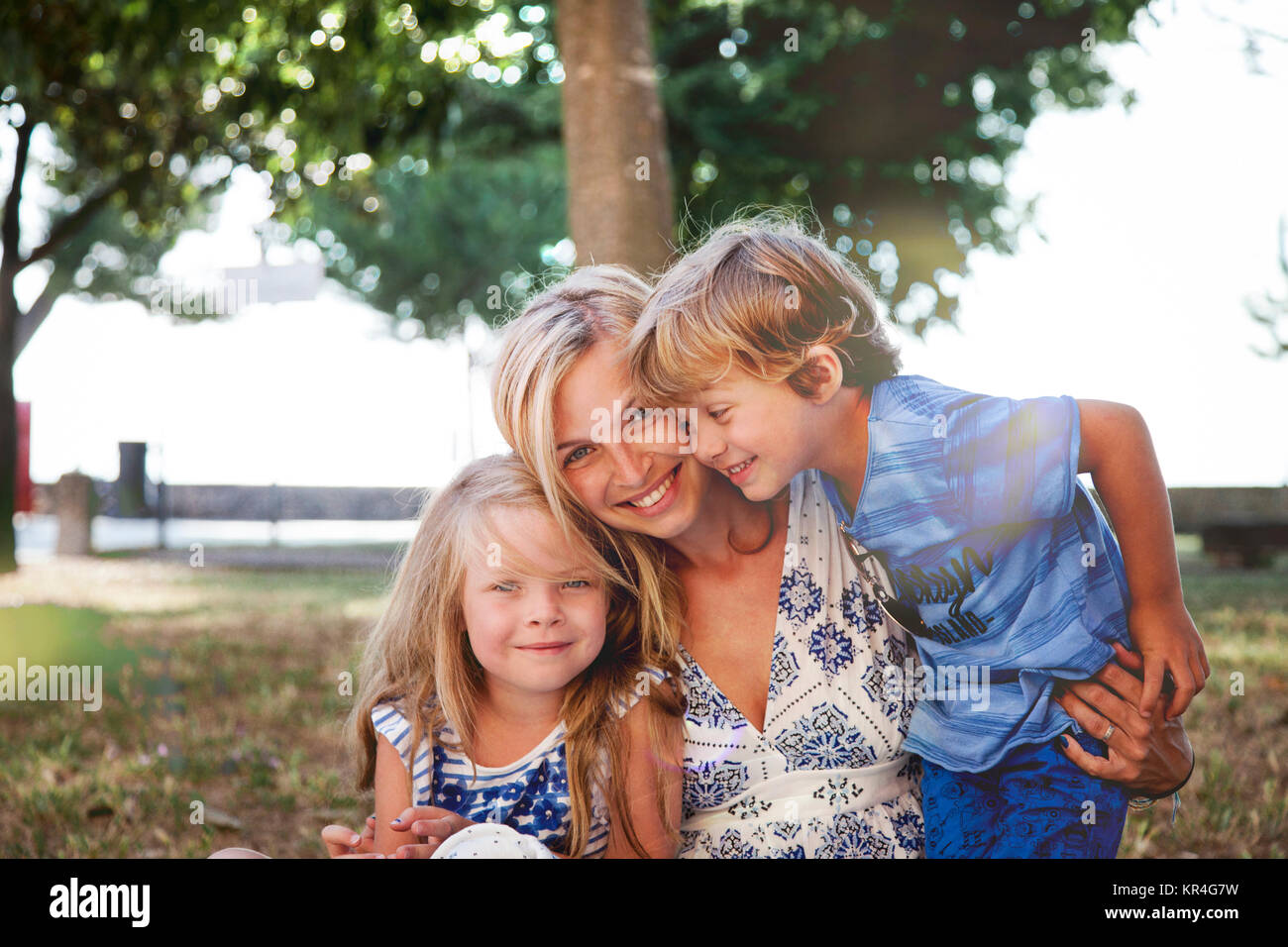 Mutter und sohn und tochter hi-res stock photography and images - Alamy