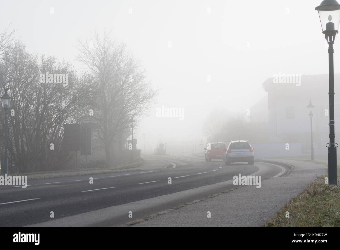 Autofahren im Nebel Stock Photo