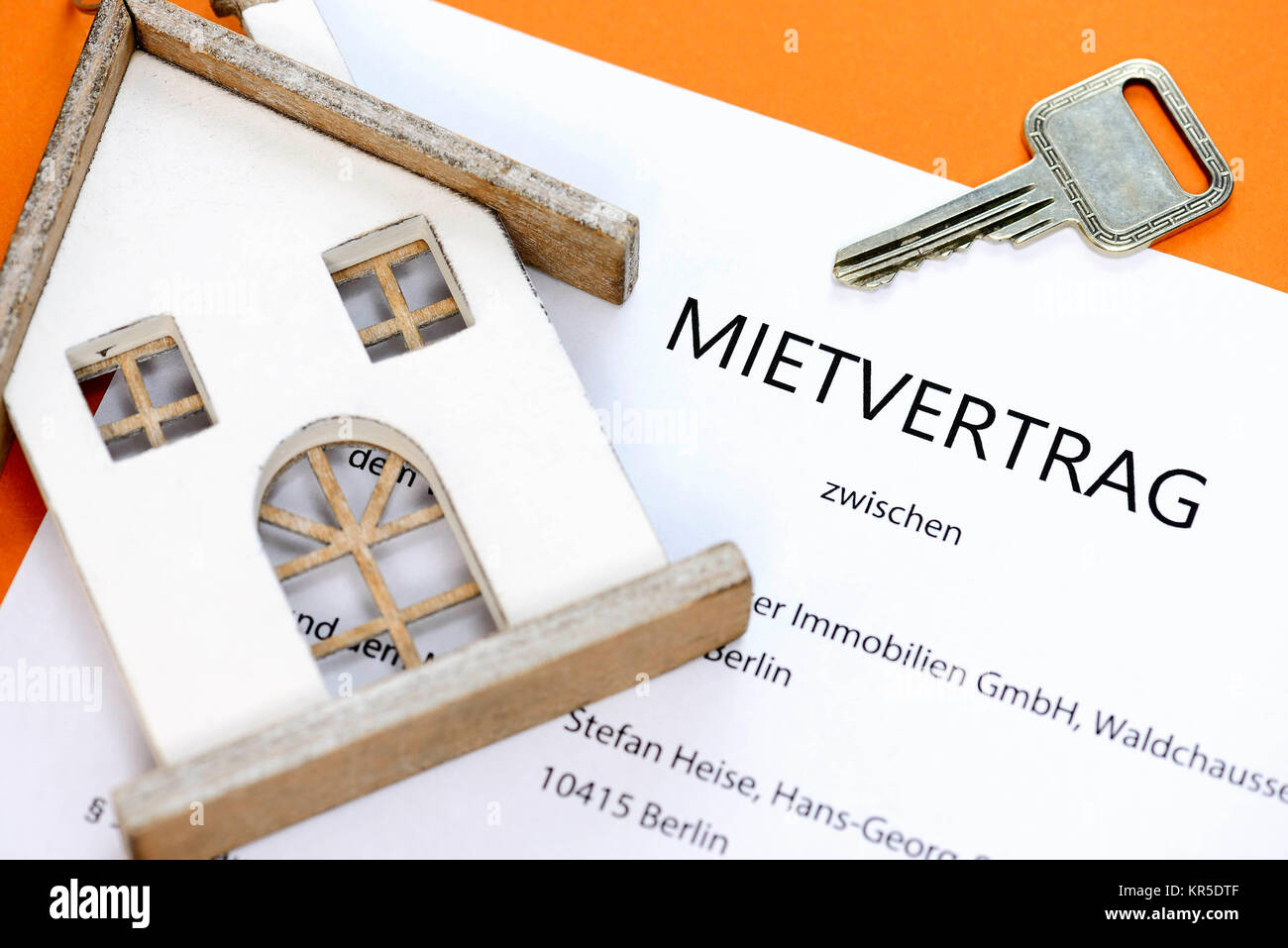 Hire contract with front door key, Mietvertrag mit Haustürschlüssel Stock Photo