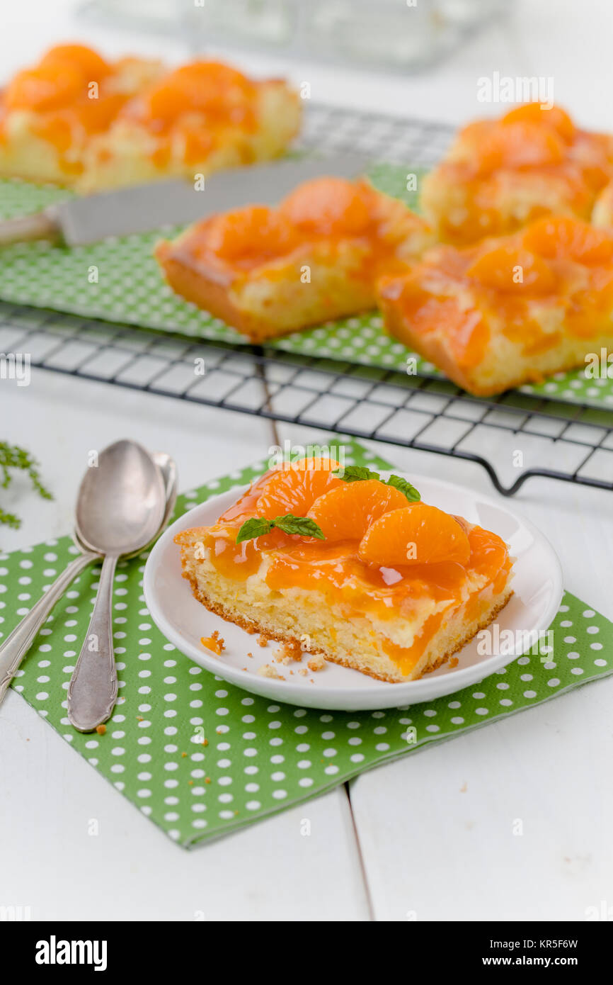Mandarinen Kuchen mit Aprikosenmarmelade und Minze Stock Photo