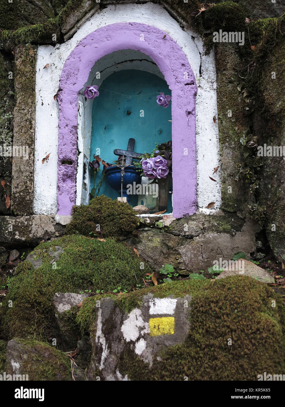 Hiking along old roads over the Cumbre Nueva mountain range, on La Palma in the Canary Islands, Spain - at the roadside one passes rock alcoves with candles, a crucifix and flowers, pictured on 23.11.2017. | usage worldwide Stock Photo