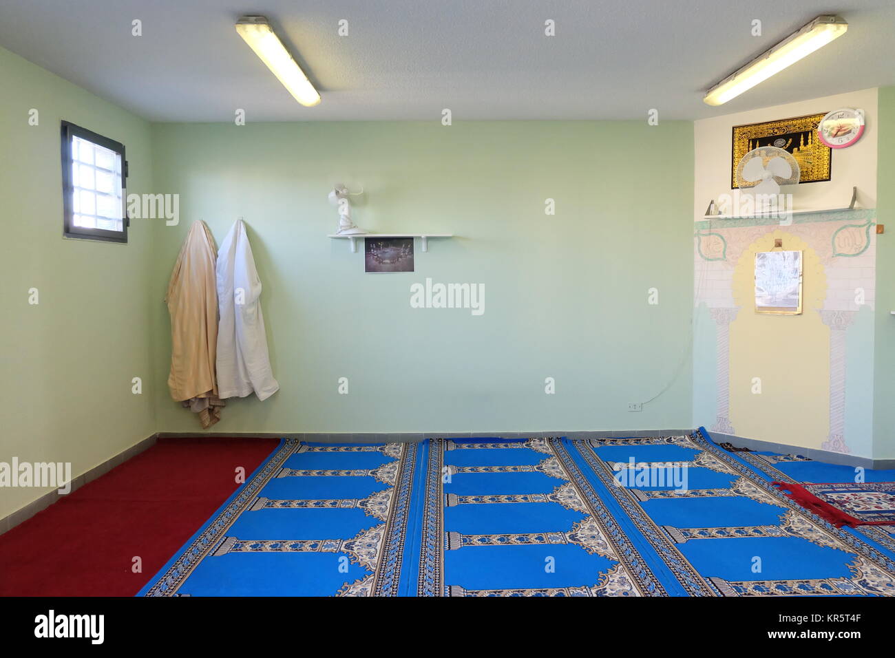 Milan, Italy. 14th Dec, 2017. A room was changed into a prayer room at a correctional facility in Milan, Italy, 14 December 2017. Credit: Alvise Armellini/dpa/Alamy Live News Stock Photo