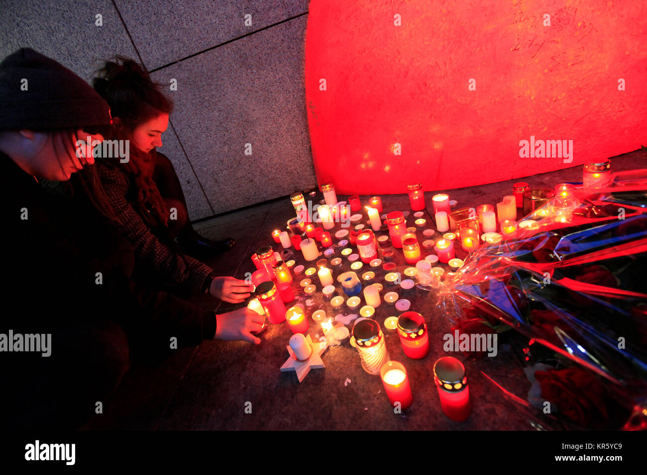 Prague, Czech Republic. 18th Dec, 2017. A public meeting commemorating Vaclav Havel, the late Czech dissident, playwright and first post-communist president, on the 6th anniversary of his death was held in Vaclav Havel Square in Prague today, including the lighting of candles in Prague, Czech Republic, December 18, 2016. Credit: Michaela Rihova/CTK Photo/Alamy Live News Stock Photo