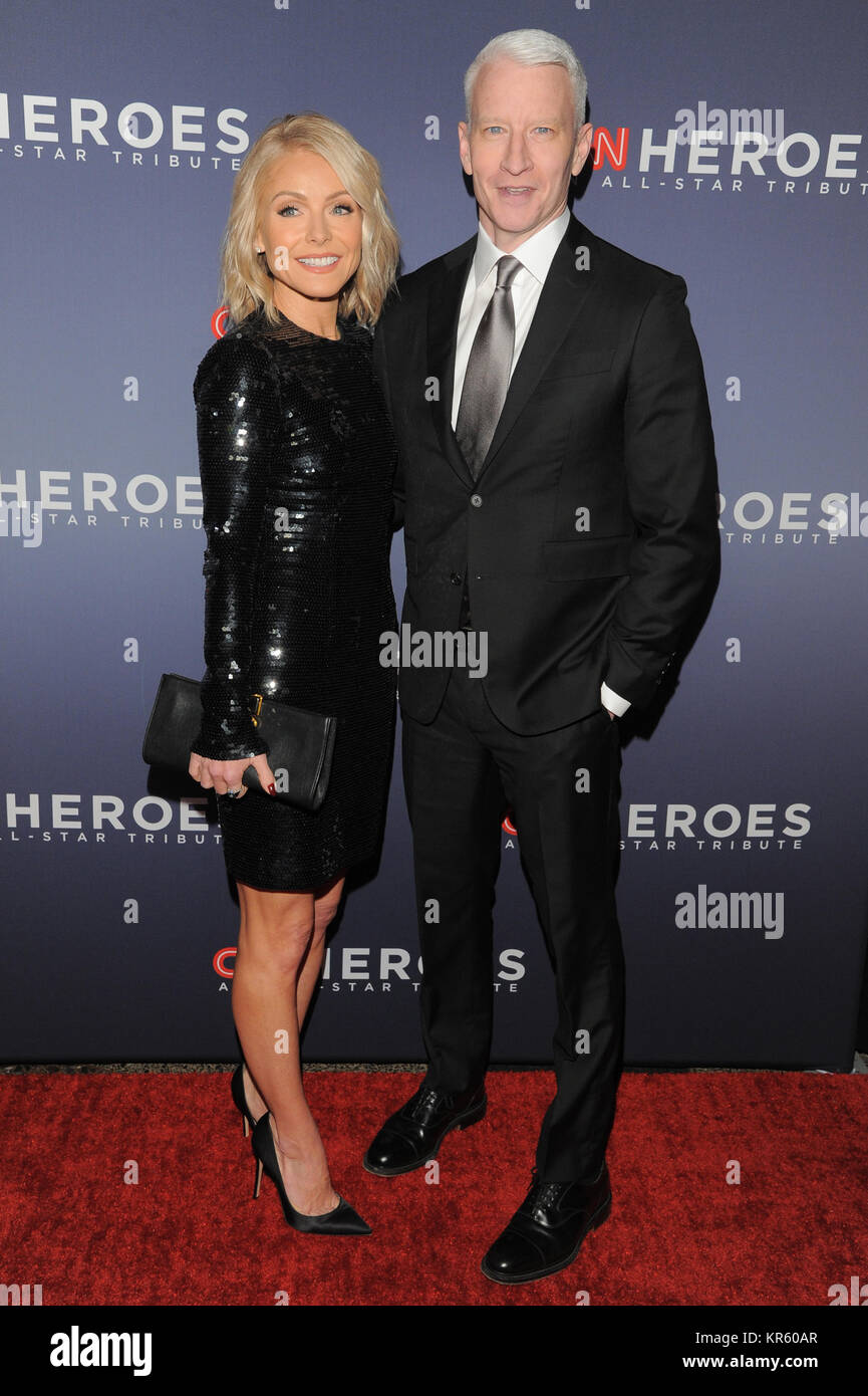 Kelly Ripa Cooper New York, USA. 17th Dec, 2017. Kelly Ripa (L) and Anderson Cooper ...