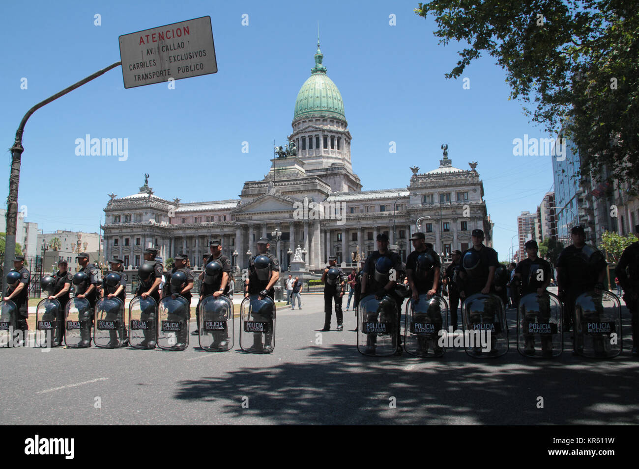 Buenos Aires, Argentina. 18th December, 2018. The surroundings of the Congress of the Nation, closed to the demonstrators, during the session for the pension reform that is discussed in the Chamber of Deputies on Monday in Argentina. ( Credit: Néstor J. Beremblum/Alamy Live News Stock Photo