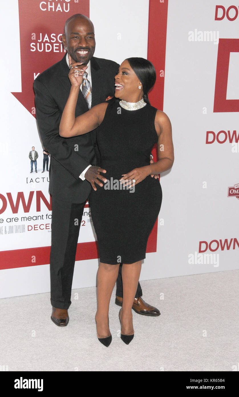 Los Angeles, California, USA. 18th Dec, 2017. December 18th 2017 - Los Angeles, California USA - Actress NIECY NASH, husband at ''Downsizing'' Premiere held at the Regency Village Theater, Westwood, CA. Credit: Paul Fenton/ZUMA Wire/Alamy Live News Stock Photo