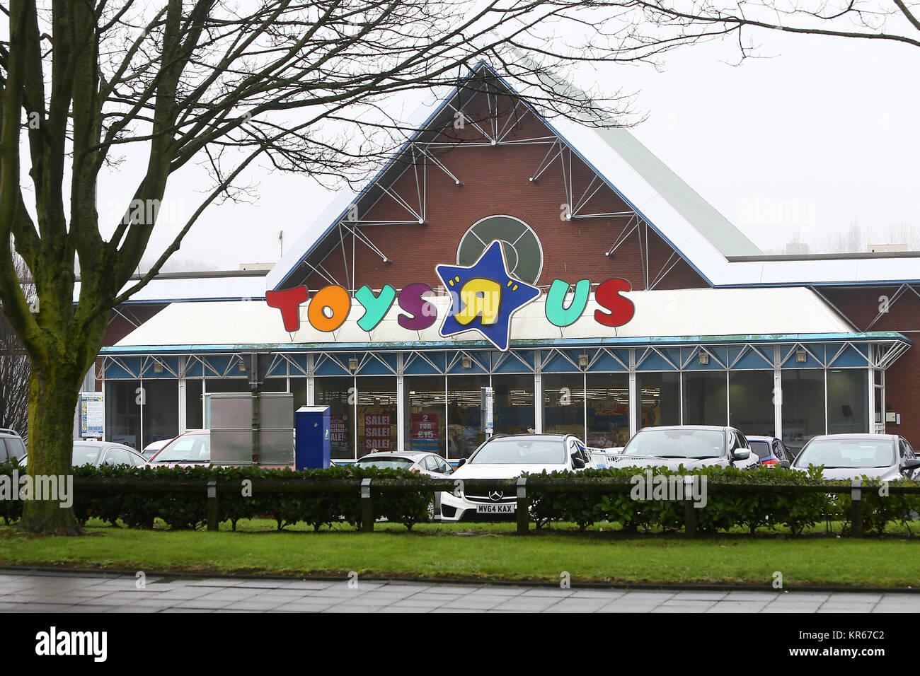 Stockport, UK. 19th Dec, 2017. A general view of the Stockport Peel Centre branch of Toys R US, Greater Manchester, UK. Credit: Philip Oldham/Alamy Live News. Stock Photo