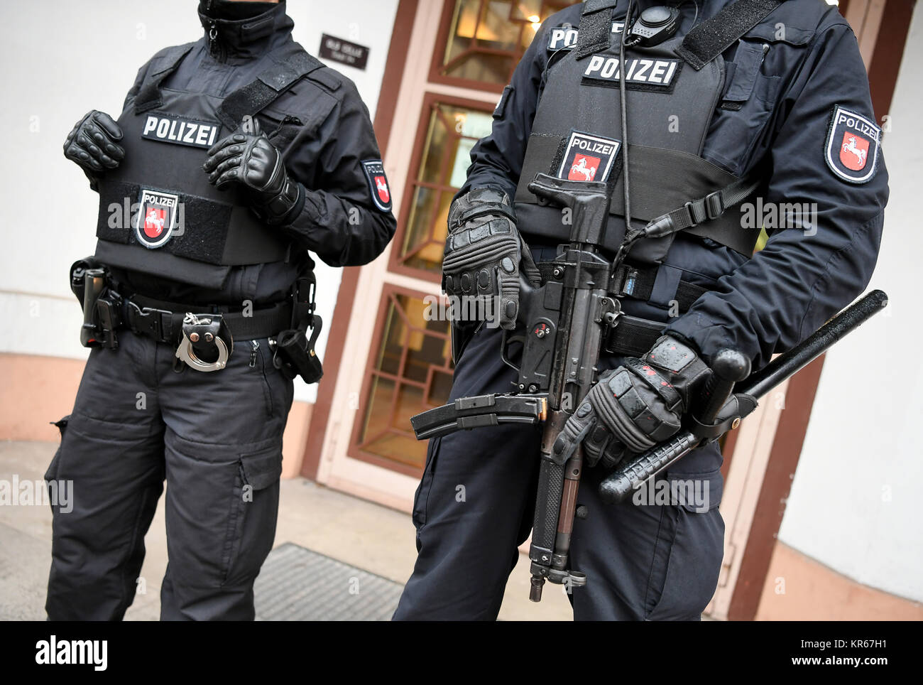 Celle, Lower Saxony, Germany. 19th Dec, 2017. Police officers secure the entrance to the Higher Regional Court in Celle, Lower Saxony, Germany, 19 December 2017. The radical Iraqi preacher and IS main recruiter in Germany, Abu Walaa, is on trial here. Credit: Holger Hollemann/dpa/Alamy Live News Stock Photo