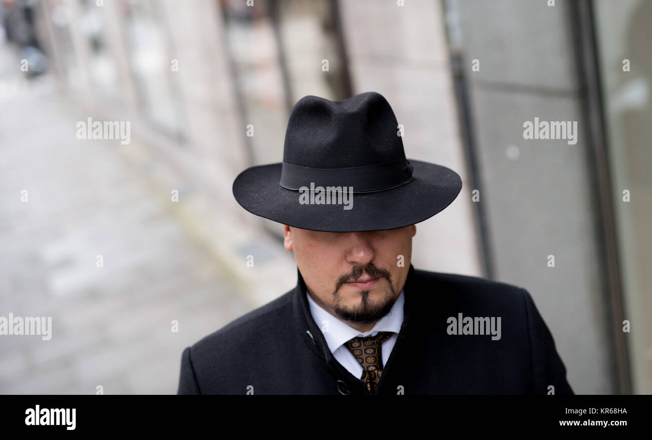 Hamburg, Germany. 19th Dec, 2017. A man wearing a hat by the Italian hat  manufacturer Borsalino in front of the hat boutique Falkenhagen in Hamburg,  Germany, 19 December 2017. Credit: Daniel Reinhardt/dpa/Alamy