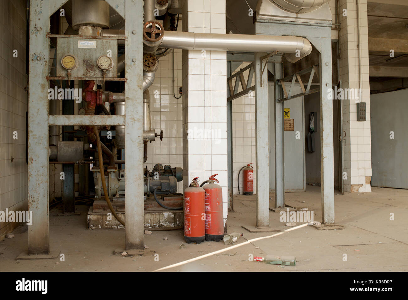 Interior of an empty industrial building with machinery Stock Photo - Alamy