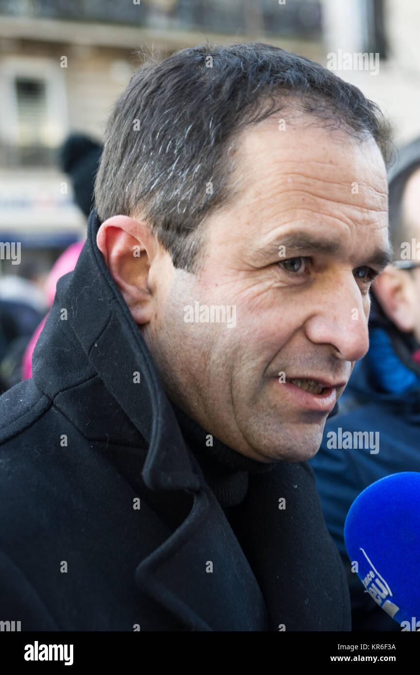Benoit Hamon, fondateur de l'entité politique Génération·s, le mouvement, répond à une interview durant la Manifestation pour le retour des prisonnier Stock Photo
