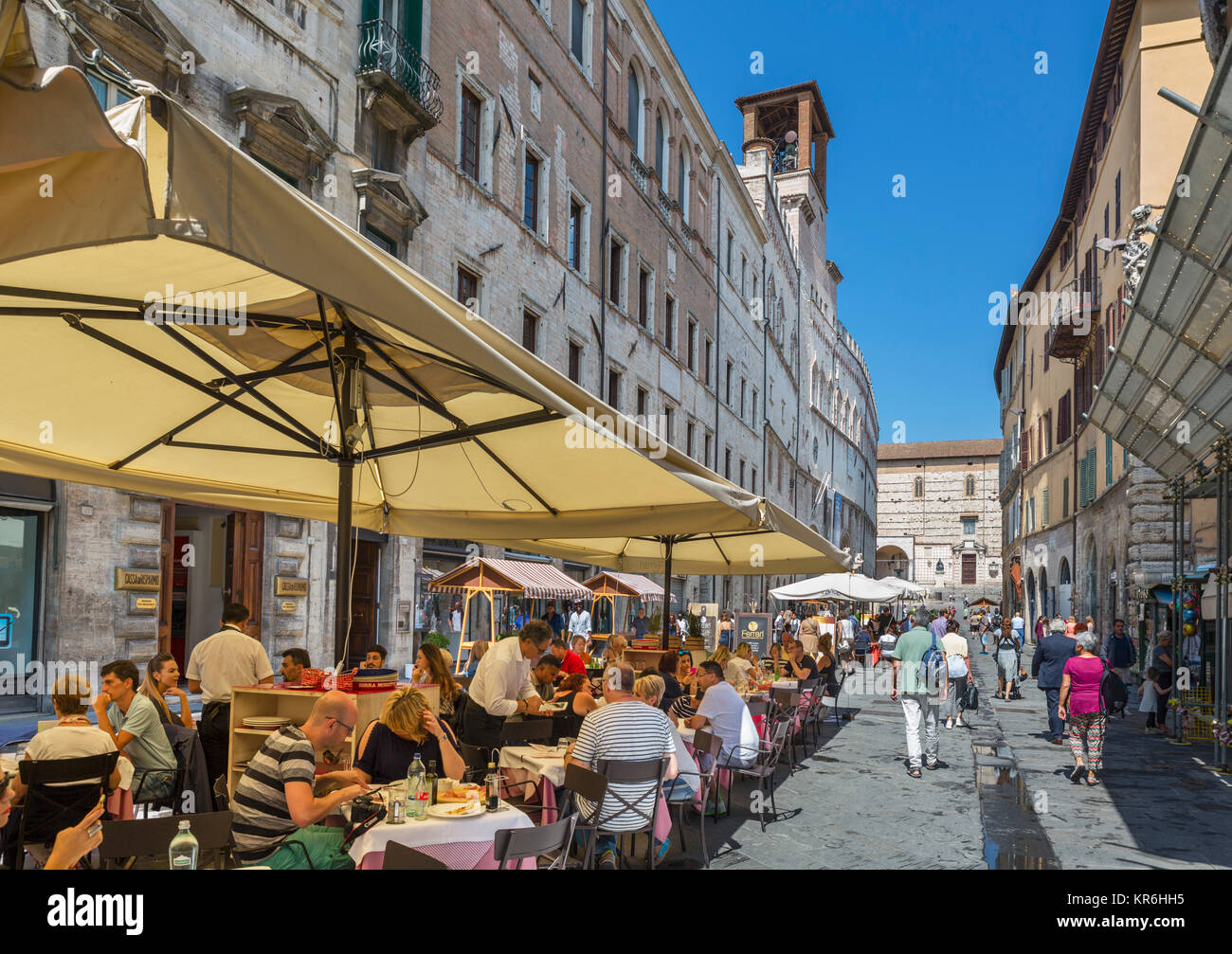 Sidewalk cafes, restaurants and shops on the Corso Pietro Vannucci in the old town centre, Perugia, Umbria, Italy Stock Photo