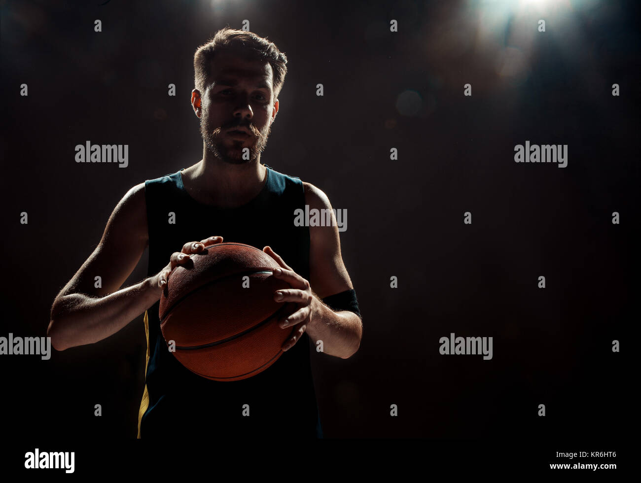 Баскетболист с мячом в прыжке. Баскетболист на черном фоне ВТБ. Justin Robertson Basketball.