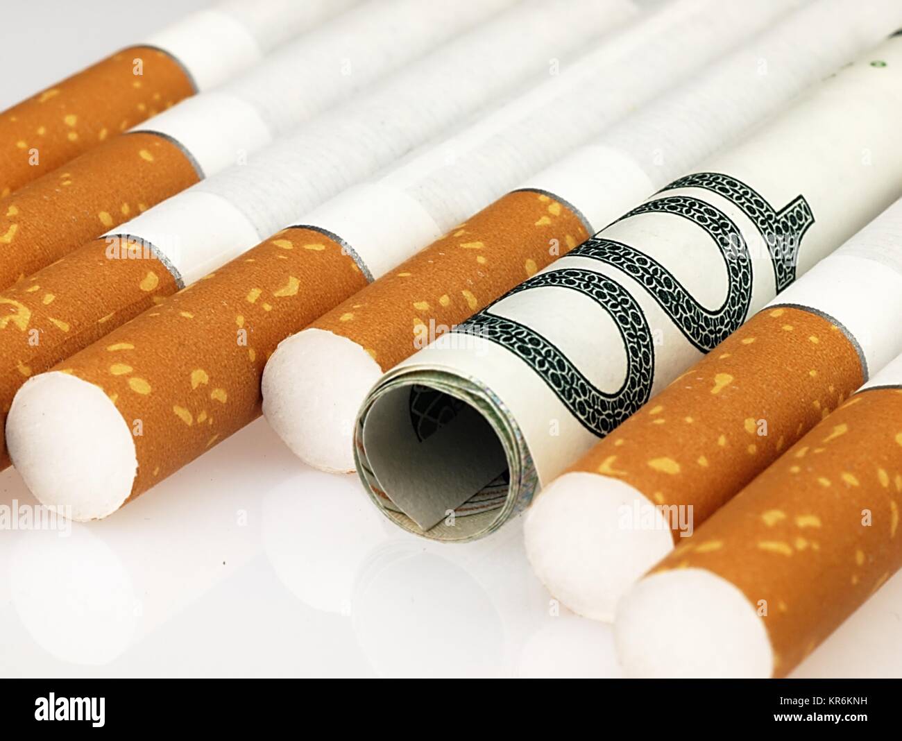 dd cigarettes Cigarettes and money Expensive habit Stock Photo