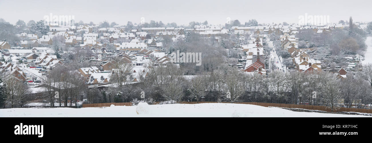 Looking over Chipping Norton in the snow in December. Chipping Norton, Cotswolds, Oxfordshire, England. Panoramic Stock Photo