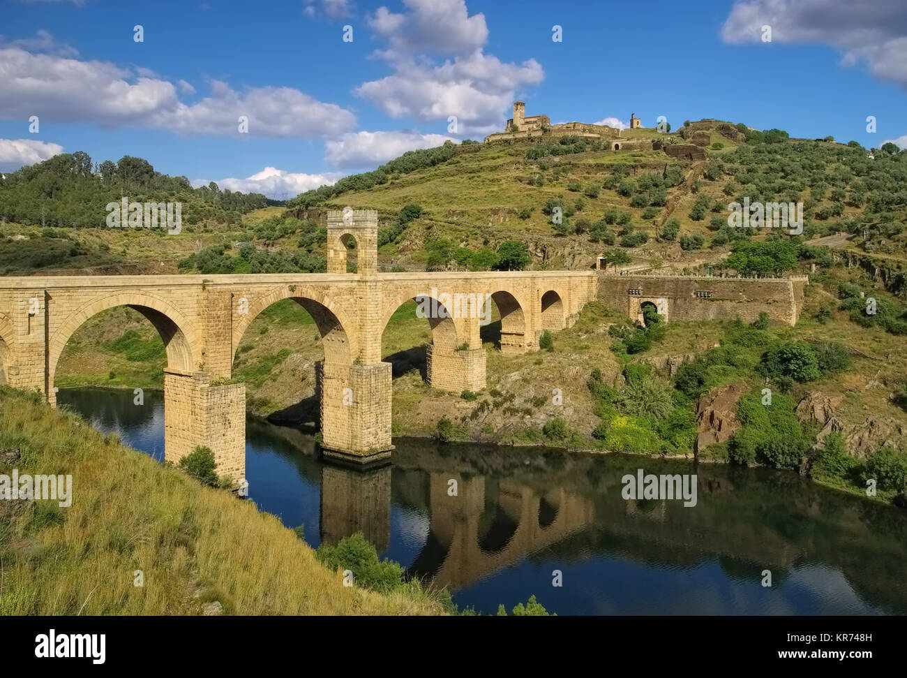 römische Brücke Alcantara in Spanien - Puente de Alcantara, Rio Tajo in Spain Stock Photo