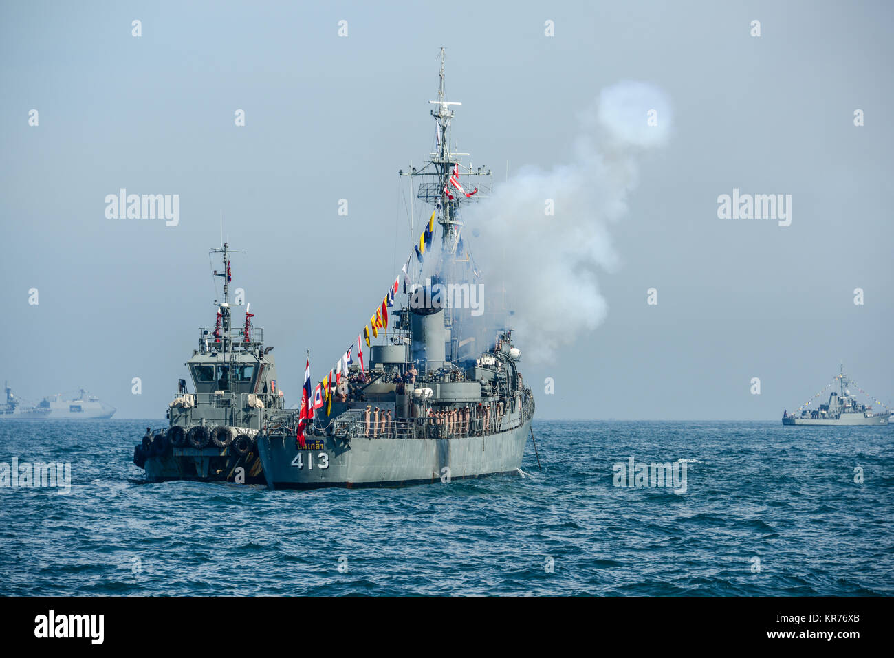 Navy gun salute hi-res stock photography and images - Alamy