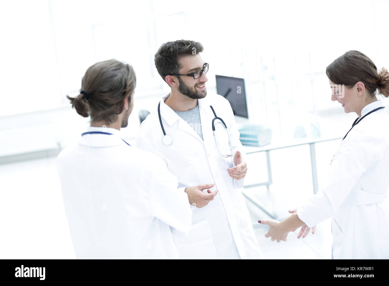 Medical staff discuss in a modern hospital room Stock Photo - Alamy