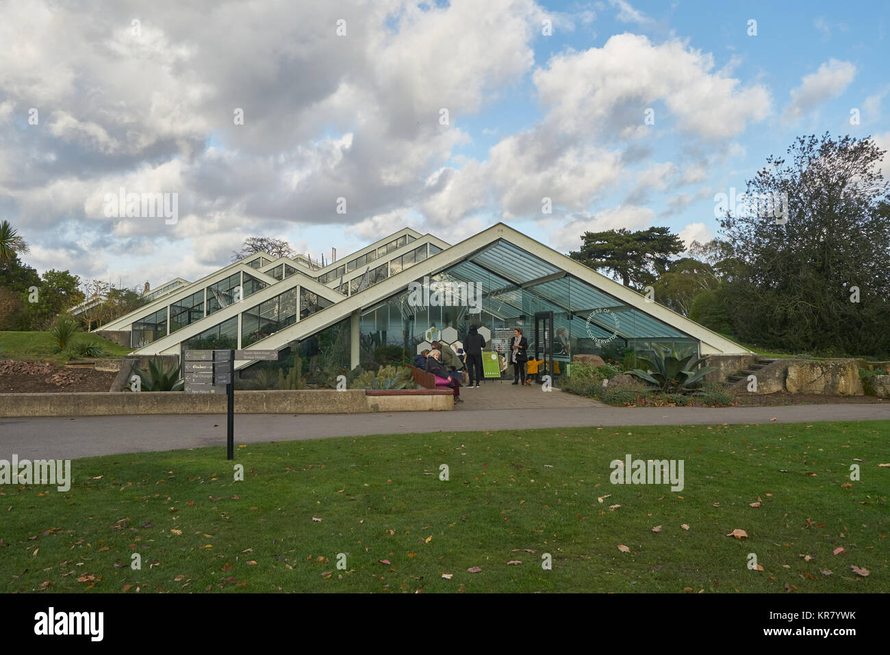 prince of wales conservatory kew gardens Stock Photo Alamy