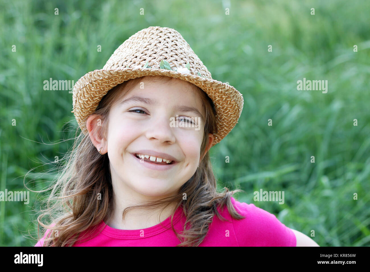 https://c8.alamy.com/comp/KR856W/happy-little-girl-with-straw-hat-portrait-KR856W.jpg