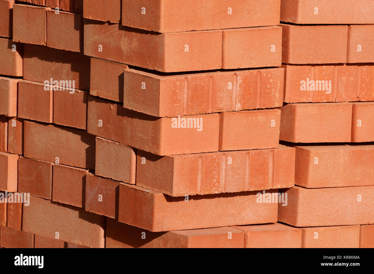 Куча кирпичей. Кирпичи из окурков. Bricks are made of. Mud bricks. Гранит как стройматериал.