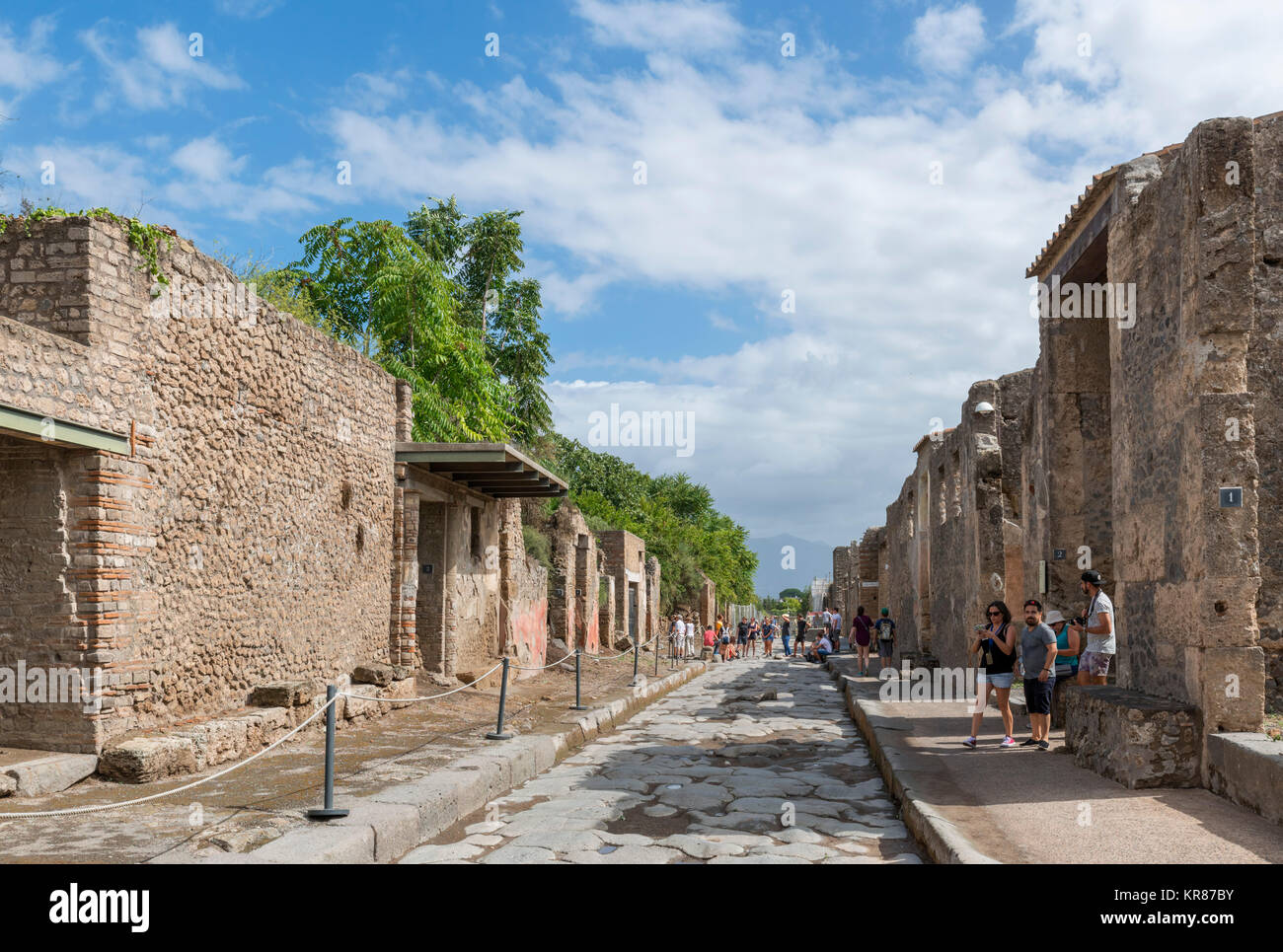 Via dell’Abbondanza, a street in ancient Pompeii ( Pompei ), Naples, Campania, Italy Stock Photo