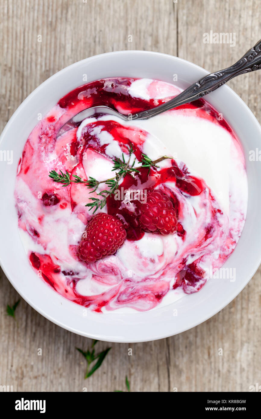 raspberry quark dessert Stock Photo Alamy