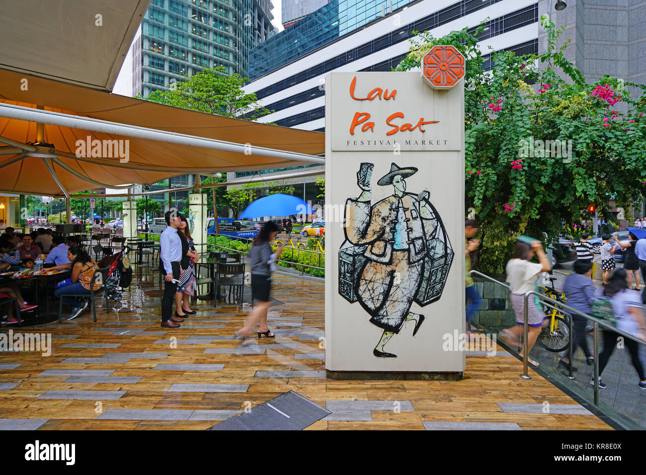 The Lau Pa Sat festival market (Telok Ayer), a historic Victorian cast-iron market building used as a popular food court hawker center in Singapore Stock Photo